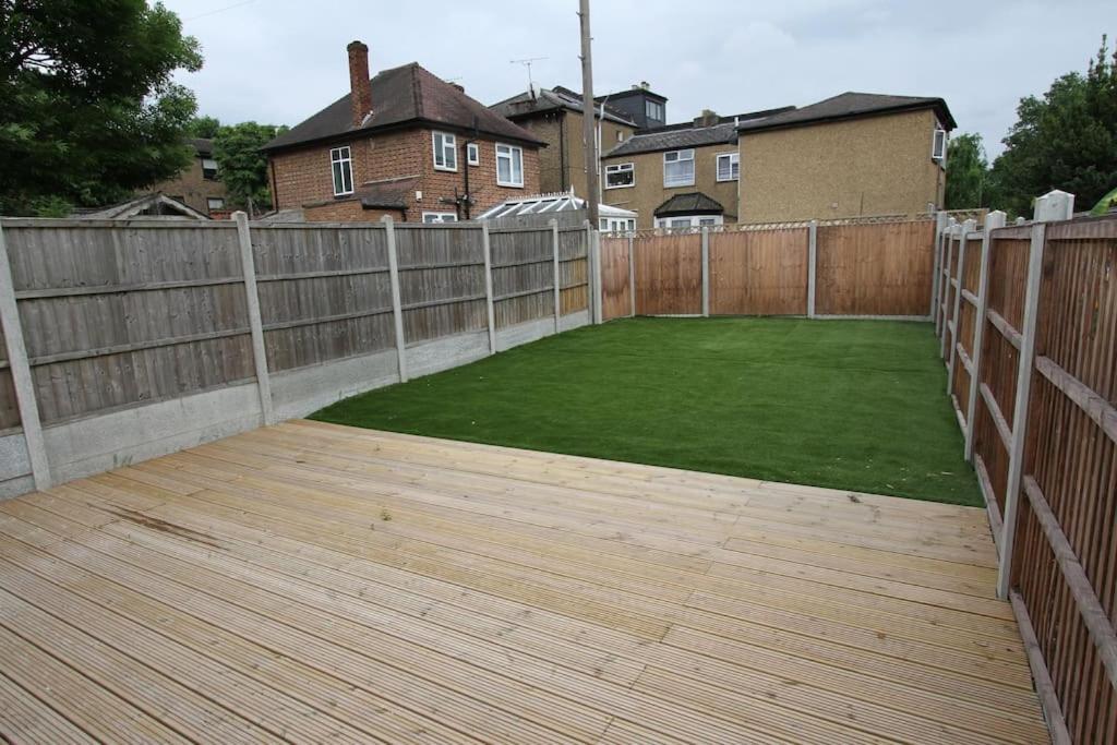 Lovely One Bed Apartment-Near All Transport-Village-Freeparking London Exterior photo