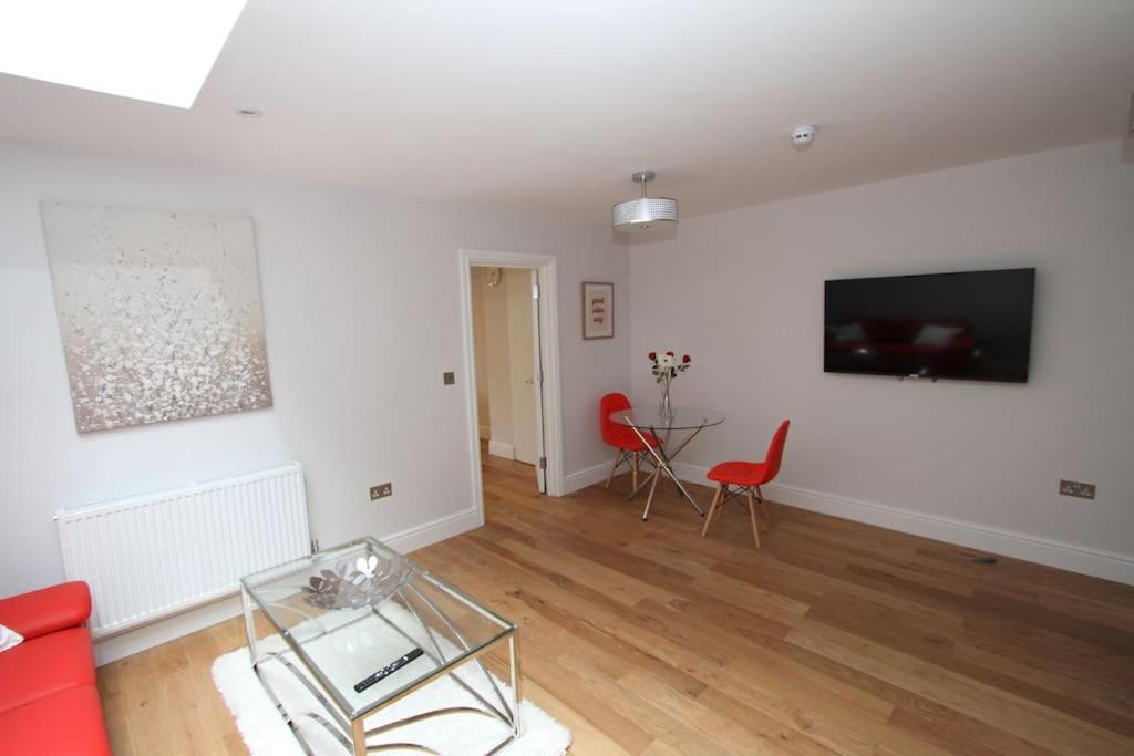 Lovely One Bed Apartment-Near All Transport-Village-Freeparking London Exterior photo