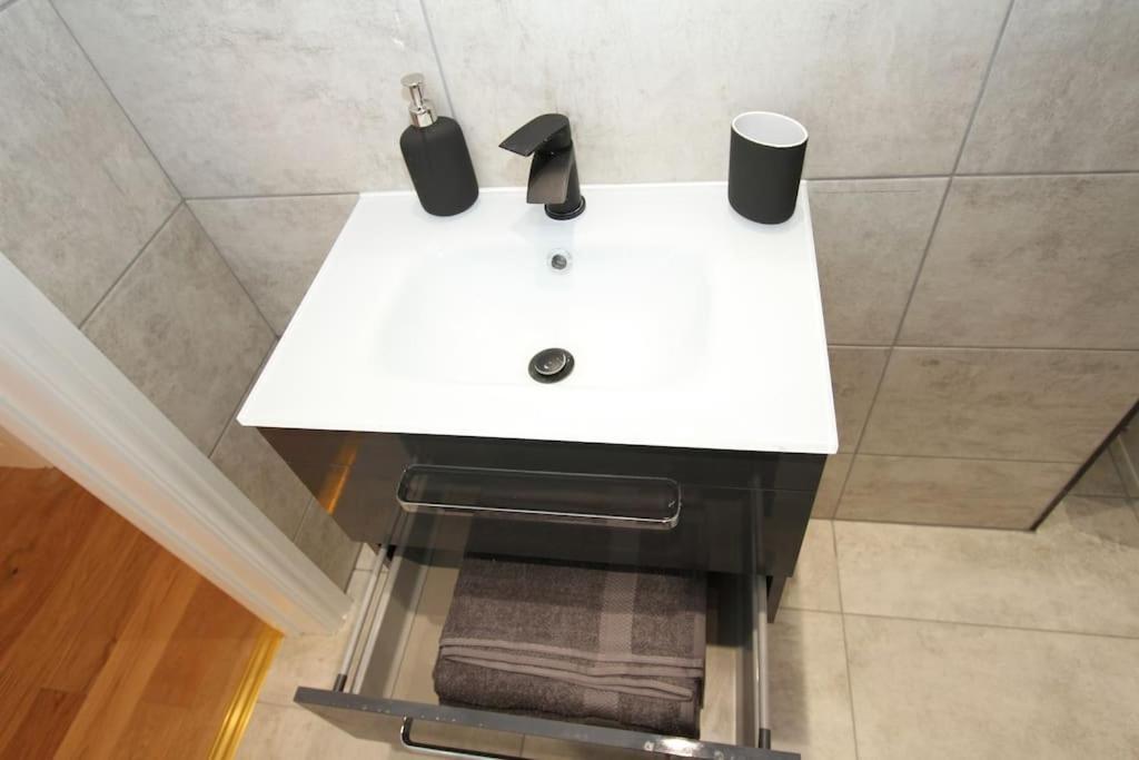 Lovely One Bed Apartment-Near All Transport-Village-Freeparking London Exterior photo